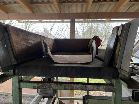 Großkistenentleerung mit Förderband