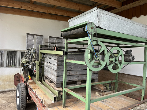 Großkistenentleerung mit Förderband