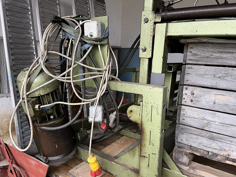 Großkistenentleerung mit Förderband