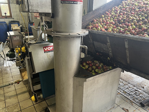 Obstpresse mit Waschanlage voran