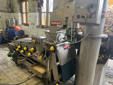Obstpresse mit Waschanlage voran