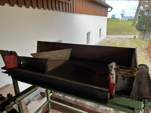 Großkistenentleerung mit Förderband inAmstetten